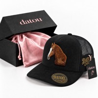 Casquette Trucker Personnalisée Broderie Cheval, Façon Western, Face Avant en Daim, Dos en Maille, Visière Courbée, Boîte Cadeau, Fournisseur en Gros