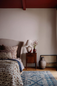 โต๊ะข้างเตียง darby พรีเมี่ยมพร้อมพื้นผิวไม้หรูหราการออกแบบที่ทันสมัยและการจัดเก็บที่กว้างขวางสำหรับการตกแต่งห้องนอนที่ทันสมัย - Product Image 2