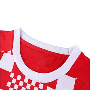 เสื้อฟุตบอลชายสั่งทำพิเศษ สีแดงขาวลายตาราง คอกลม พิมพ์ลายแบบ Sublimation ผ้าโพลีเอสเตอร์ 100% ระบายอากาศได้ดี แขนสั้น สำหรับผู้ใหญ่ - Product Image 1