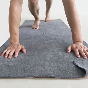 Toalla Deportiva Gaiam Antideslizante al Por Mayor, Precio de Fábrica Bajo, Personalizada con Logotipo de Marca Privada Naranja, Toalla para Yoga - Product Image 2