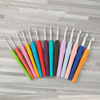 Lot de 9 crochets en aluminium multicolores avec manche en plastique (2mm-6mm) – Aiguilles à tricoter pour fil, pull, tissage et outils d'artisanat