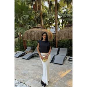 Blusa sin Mangas Negra Arelia para Mujer con Elegante Detalle de Lazo - Product Image 4