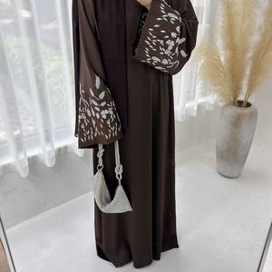 Elegante Vestido Maxi de Crepé Satinado con Bordado Floral, Abaya Cerrada con Cinturón, Vestido Musulmán Modesto para Mujer - Product Image 2