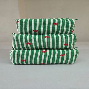 Ensemble de 3 trousses de toilette et de maquillage pliables multifonctions en coton 100% matelassé à rayures vertes et blanches avec cœur rouge - Product Image 1