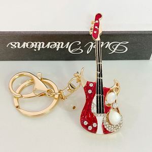 גיטרה Keychain עבור אוהבי מוסיקה מיני חמוד בס פרל ריינסטון מפתח שרשרת טבעת לילדים רכב מתכת מפתח טבעת חשמלי גיטרה מפתח - Product Image 2