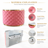 Meuble de salon en cuir rose de luxe, personnalisable, avec finition dorée et tiroirs verrouillables pour le comptoir d'accueil d'un spa beauté