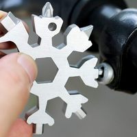 Outils multifonctions 18 en 1 Porte-clés flocon de neige Outil multi-poches pour vélo Réparation d'urgence du vélo Tournevis