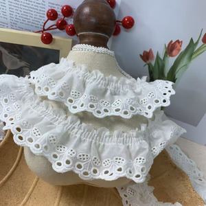 Bordatura in Pizzo Ricamato Bianco in Cotone, Larghezza 5 cm, Motivo Floreale Traforato con Bordo Ondulato per Abbigliamento Bambole, Tessuti per Divani, Decorazioni Fai-da-Te - Product Image 3