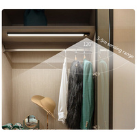 Lumière LED pour armoire rechargeable à détecteur de mouvement PIR ultra-mince, lumière 3 couleurs, design moderne, abat-jour argenté, charge Type-C, à intensité variable