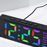 Horloge de table numérique intelligente à LED personnalisée, nouvelle arrivée, fonctionnant sur piles, avec lumière néon RGB, réveil moderne avec fonction snooze