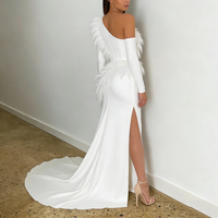 Robes de soirée formelles maxi ajustées pour femmes, tendance, en satin blanc, à une épaule, avec décoration en plumes, manches longues, fente haute, ourlet traînant
