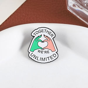 Alfileres de esmalte inspirados en la película, broches de corazón verde rosa, insignia, Pin de solapa, accesorios de ropa, joyería divertida, regalos para fanáticos - Product Image 3