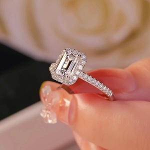 แหวนแต่งงานแบบคลาสสิกประดับเพชรเม็ดเดี่ยวทรงเหลี่ยมมรกต 1 กะรัต ทองคำแท้ 14K หรูหรา พร้อมใบรับรอง IGI และเพชรเพาะเลี้ยงในห้องปฏิบัติการ - Product Image 4