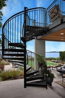 Escalier en colimaçon moderne en acier inoxydable, compact et personnalisé, avec finition polie, design extérieur écologique