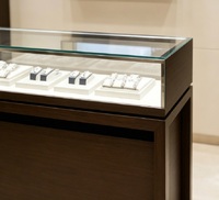 Grande vitrine à bijoux avec éclairage LED et dimensions personnalisables