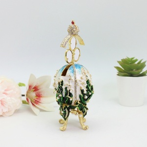 SHINNYGIFTS Cadre photo familial 3D en métal plaqué or, motif muguet, orné <span class=keywords><strong>de</strong></span> strass et perles peintes à la main, œuf <span class=keywords><strong>de</strong></span> Pâques décoratif pour la maison - Product Image 6