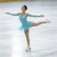 Robe de patinage artistique turquoise, col en V, manches longues en maille, dos ouvert croisé, jupe courte entièrement ornée de strass pour adultes et enfants