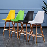 Tabouret haut moderne avec pieds en bois, coussin en cuir PU, assise en PP pour comptoir de bar, îlot de cuisine, restaurant