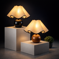 Retro Weiße Eschen-Kugel Metall Konischer Welliger Stoffschirm Netzschalter E27 Holz-Tischlampe für Zuhause Hotel Nachttisch und Beistelltisch