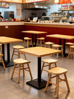Ensemble table et tabourets en bois massif pour restaurant de restauration rapide, mobilier d'intérieur pour la restauration, idéal pour les boutiques de nouilles et de thé au lait