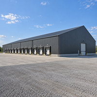 Entrepôt à structure métallique robuste, panneaux composites isolés résistants aux intempéries, atelier métallique, bâtiment de stockage logistique