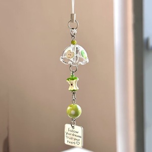 Colgante de abalorios de la suerte hecho a mano con campanilla de viento verde para decoración de teléfono, cámara, bolso o llavero - Product Image 1