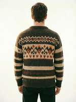 Pull vintage style Fair Isle nordique, rayures aux tons terreux, texture tricotée épaisse, un incontournable pour la mode masculine automne/hiver.