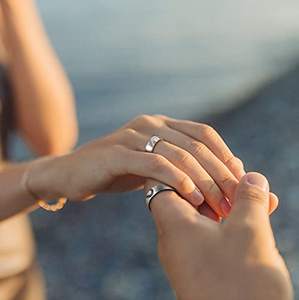 Perhiasan Hari Valentine Ukiran Khusus   Cincin Pasangan Set Pria dan Wanita Dua Buah Cincin Titanium Janji Cinta Cincin Kawin - Product Image 1