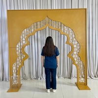 Arche de scène de luxe en métal doré pour mariages musulmans et indiens, avec décor floral sculpté et éclairage LED