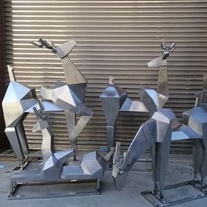 Sculpture géométrique contemporaine en acier inoxydable représentant un cerf pour projets d'<span class=keywords><strong>art</strong></span> résidentiel et public haut de gamme - Product Image 4