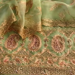 Costumes indiens de créateur modernes non cousus brodés à la main pour femmes pour les fêtes de style traditionnel - Product Image 1