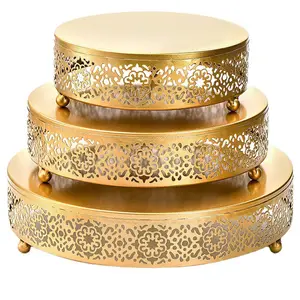 Metal altın kek tatlı ekran masa Cupcake düğün olay doğum günü partisi için pasta şeker tabağı duruyor