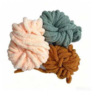 Fil à tricoter en chenille géant 100 % polyester, livraison gratuite, par Cynthia, 250 g par rouleau, vente en gros - Product Image 6