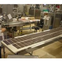 Machine de production de chocolat de qualité supérieure pour carrés de chocolat, assortiment de truffes, pépites et bonbons en chocolat