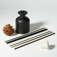 Diffuseur de roseau en bouteille en verre noir de luxe personnalisé pour une utilisation en intérieur aromathérapie longue durée avec huile parfumée fraîche