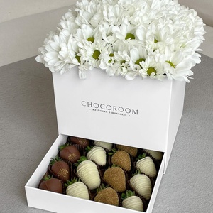 Caja de Regalo de Cartón con Diseño Floral y Fresas Cubiertas de Chocolate para el Día de San Valentín - Product Image 1