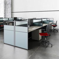 Poste de travail de bureau pour 6 personnes avec cloison en tissu rouge, écran en verre, prise de courant intégrée et pied mobile pour bureau ouvert