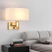Applique murale LED moderne et simple en tissu pour lecture, chambre à coucher, chevet, avec prise décorative en aluminium et cuivre, pour hôtel et usage domestique