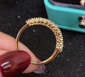 Bague de mariage minimaliste et délicate Xinfly 18K entièrement sertie d'émeraudes vertes et de diamants - Product Image 5