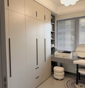 Armoire de <span class=keywords><strong>dressing</strong></span> contemporaine <span class=keywords><strong>en</strong></span> bois <span class=keywords><strong>en</strong></span> forme de L, convertible et <span class=keywords><strong>en</strong></span> kit, avec étagères ouvertes pour projet - Product Image 2