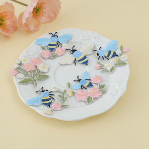 Patch brodé abeille pastorale auto-adhésif en tissu pour la décoration de vêtements et sacs - Product Image 2