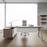 Cloison de séparation pour bureau, idéale pour les équipes de conception en studio créatif, avec panneau moderne en verre et aluminium pour zone de travail artistique