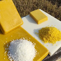 Vente en gros de cire d'abeille en vrac cire de rouge à lèvres de qualité alimentaire jaune blanc granules bouteille de cire de rouge à lèvres bonbon capsule molle matière première authentique