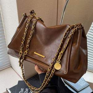 Sac à main pour femme en cuir PU rétro, grande capacité, avec boucle magnétique décorative en métal, couleur unie, sac fourre-tout - Product Image 3