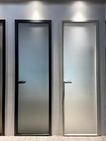 Pintu Ayun Kaca Aluminium Berengsel Minimalis Fitur Soft Close Kaca Tempered Desain Prancis untuk Interior Rumah Sakit dan Kantor
