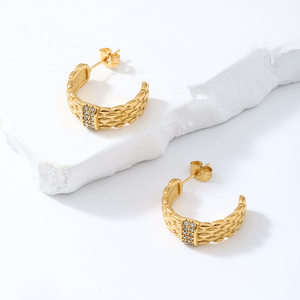 Colección de verano 2025, pendientes de aro de moda con correa de acero inoxidable hipoalergénico único de circón transparente Vintage chapado en oro de 18 quilates - Product Image 4