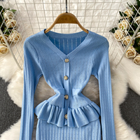 Robe décontractée élégante pour femmes à manches longues, col en V, tricotée, avec ourlet sirène, boutons décoratifs et détails à volants
