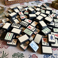 Tuiles de Mahjong à cadre noir très vendues avec faces de jeu de couleur ivoire, caractères chinois, points et motifs de bambou