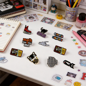 เข็มกลัดเคลือบแบบกำหนดเอง โลโก้ส่วนตัว เข็มกลัดเคลือบแข็งแบบตลกน่ารัก ลายการ์ตูน ป้ายโลหะน่ารัก ป้ายโลหะขายส่ง - Product Image 3