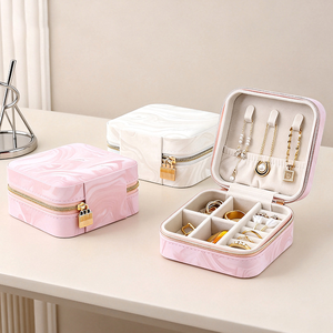 Boîte à bijoux carrée mini <span class=keywords><strong>en</strong></span> cuir PU durable YUQI, écologique, rose/blanc, pour la fête des mères, avec boucle, pour bagues et colliers, vente directe d'usine - Product Image 1